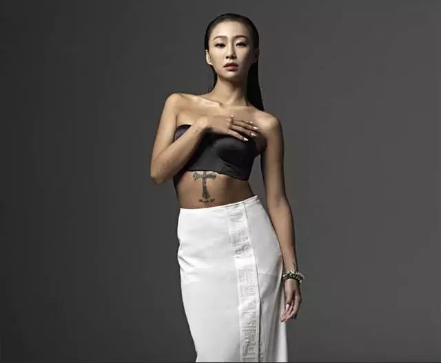 韩国明星纹身含义_李孝利纹身图案_娱乐圈好看的纹身明星